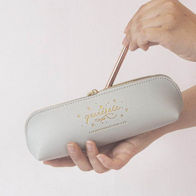 Estuche de cuero vegano azul grisáceo con cierre de cremallera dorada, diseño de The Great Moustache, tamaño 20x6 cm.