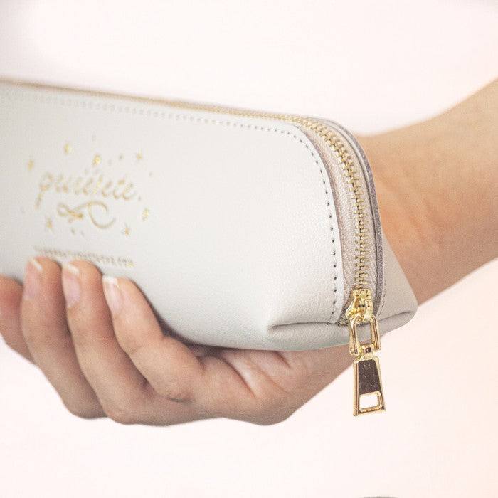 Estuche de cuero vegano Cloud Ash en azul grisáceo, con cierre de cremallera dorada, diseño sostenible.