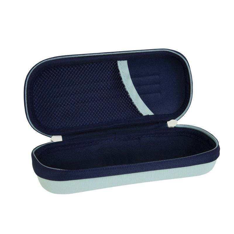 Estuche rígido ovalado verde Milan 1918 con interior aterciopelado y bolsillo de malla.