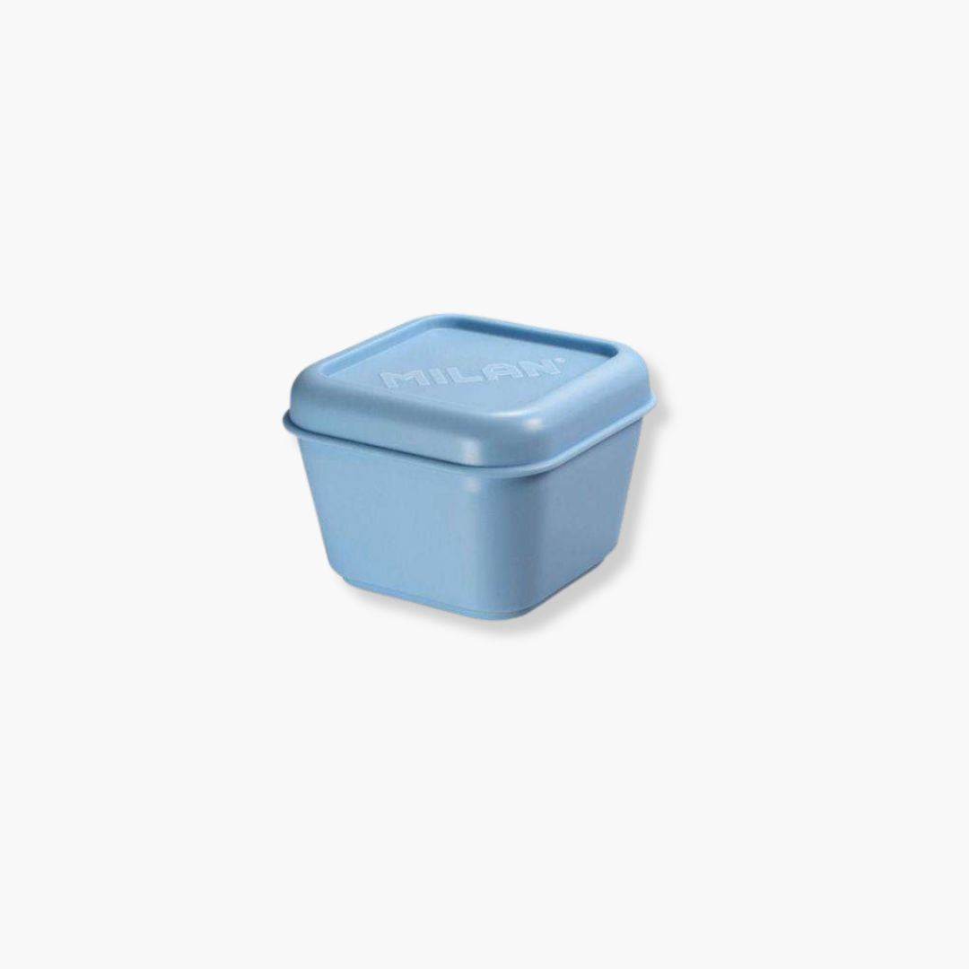 Fiambrera cuadrada azul de 0.33L, diseño compacto, apilable, acabado mate exterior, brillante interior, esquinas redondeadas. Ideal snacks.