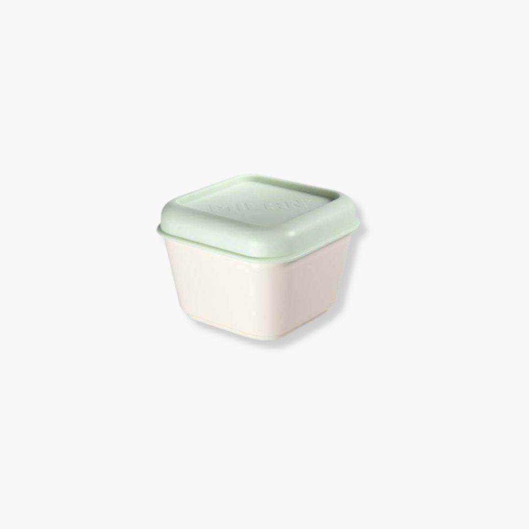 Fiambrera cuadrada 0.33L con tapa verde mint, diseño compacto y apilable.