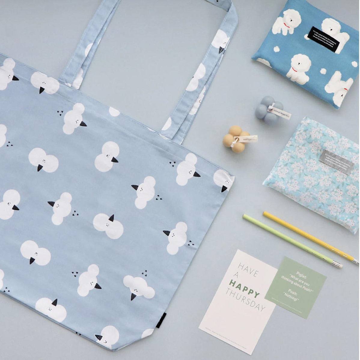 Bolsa de tela plegable CLOUD de ICONIC con estampado de nubes, asas prácticas, y bolsillo interior.