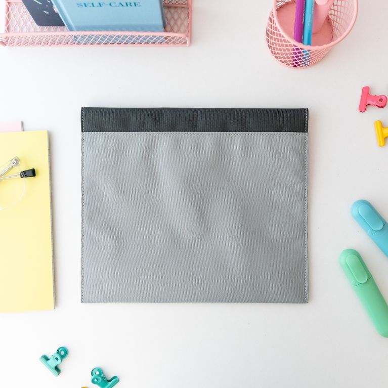 trasera de funda portadocumentos gris