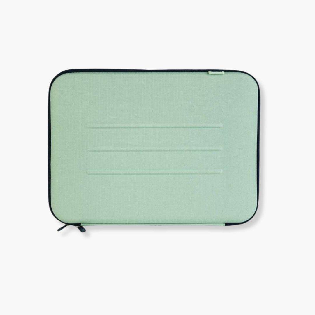 Funda semirrígida para portátil MILAN 1918 en verde, con detalles azul marino, resistente y con bolsillo interior.