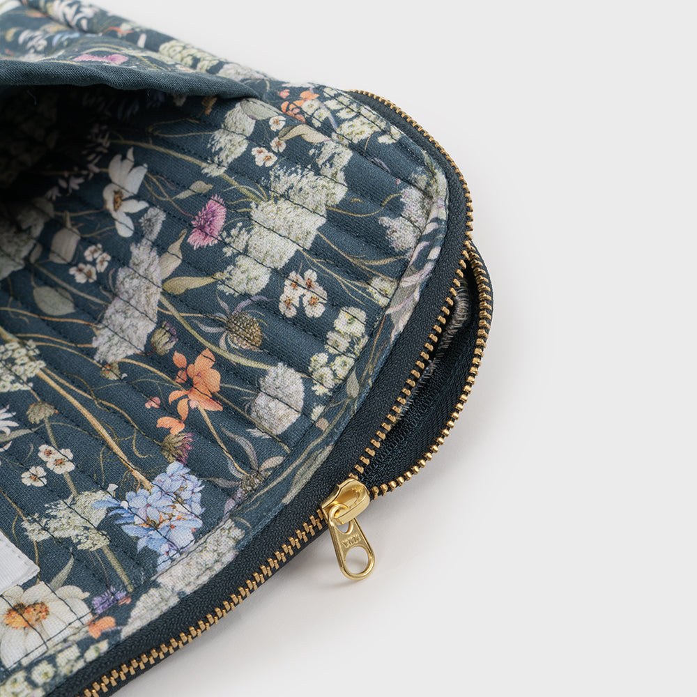 funda portátil de tela azul oscuro con flores