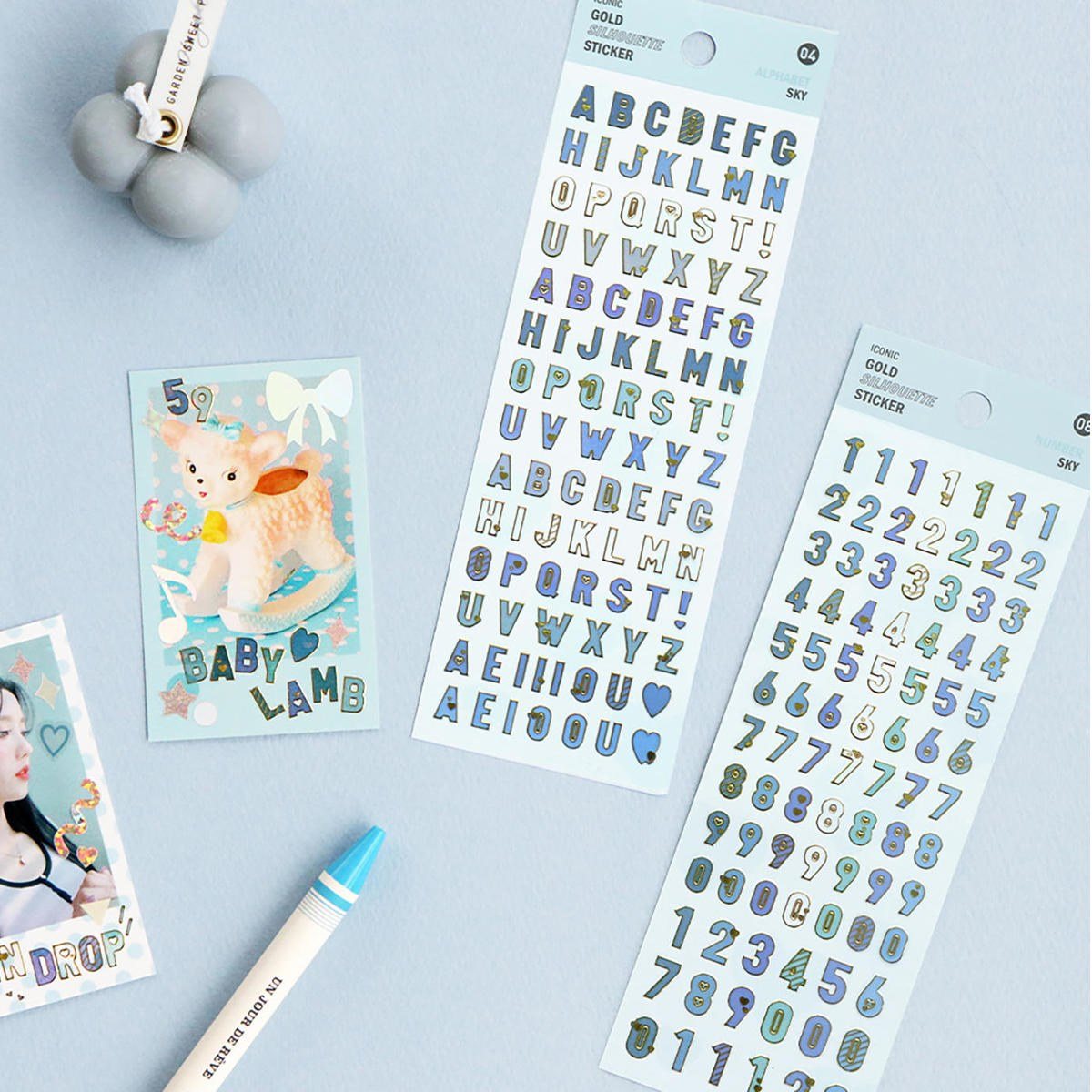 pegatinas con abecedario en letras mayúsculas azules con detalles dorados
