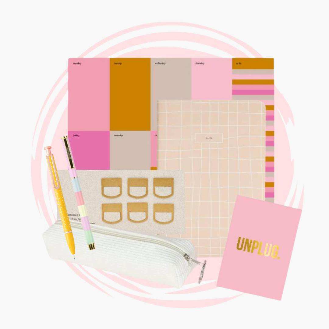 set de papelería con planner, cuaderno, estuche, boligrafo y postal