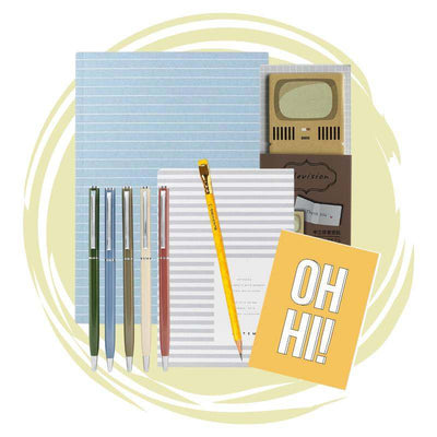 set de papelería con cuadernos, bolígrafos y post it