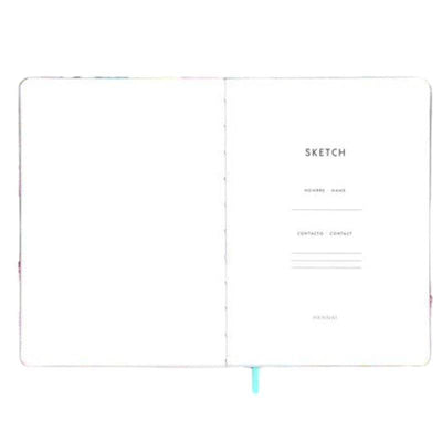 Cuaderno SKETCH Nancy abierto con páginas blancas de alta calidad, diseño elegante con tapa de polipiel y detalles dorados.