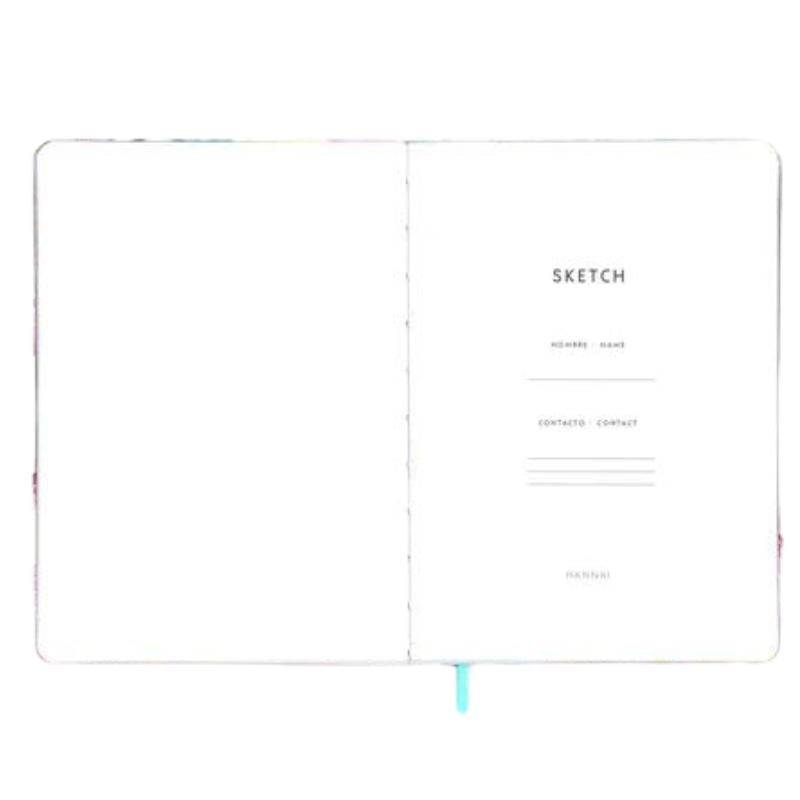 Cuaderno Sketch Elle abierto con páginas en blanco y tapa flexible de polipiel grabada en dorado.