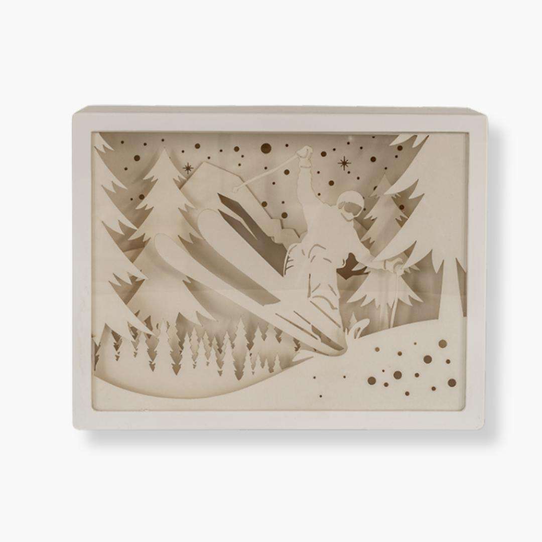 Lámpara 3D Cutout Ski con diseño tridimensional de esquí, estilo invernal, protección acrílica, y luz LED eficiente.