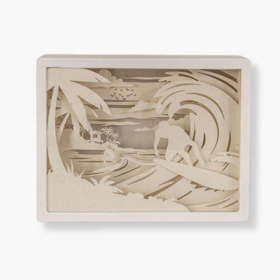 Lámpara 3D Cutout Surf con diseño de surfista en escena marina tridimensional.