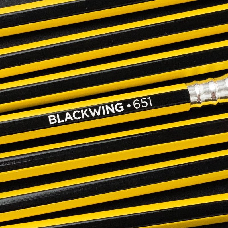 Lápiz BLACKWING Volume 651 edición limitada con diseño de rayas negras y amarillas inspirado en Bruce Lee.
