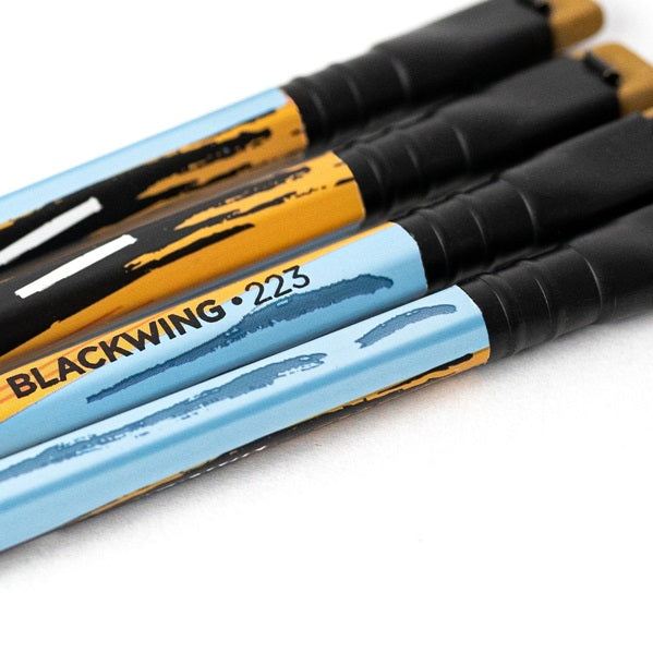 Lápiz BLACKWING Volume 223 Edición Limitada, inspirado en Woody Guthrie, diseño de colores tierra, hexagonal, con férula negra mate y goma en tono tierra.
