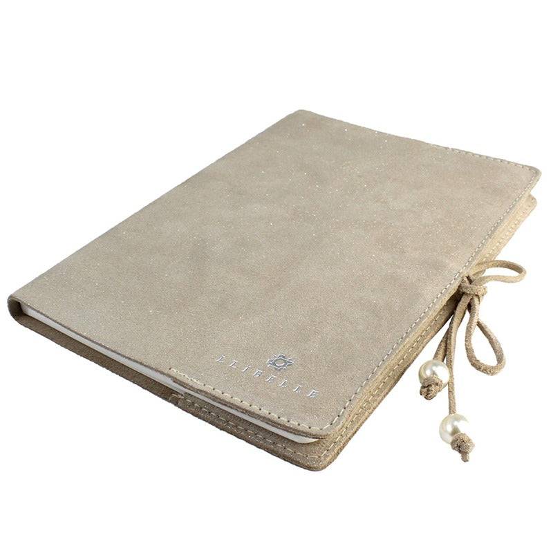 Libreta de piel de vacuno Niza con acabado brillante y diseño elegante.