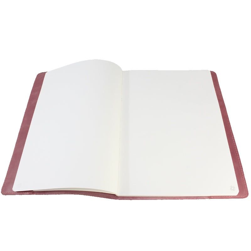 Libreta de piel de vacuno premium abierta, tamaño A4, con páginas lisas y bordes en tonos mediterráneos.