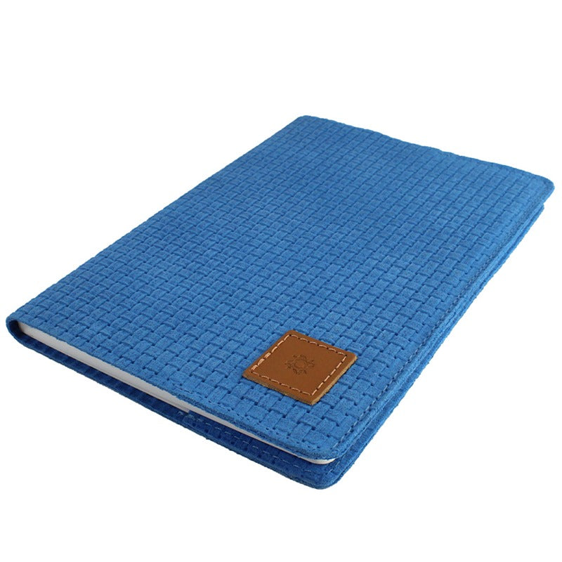 Libreta de piel Estambul con diseño entrelazado azul, hecha de piel de vacuno, disponible en tres tamaños, destacando la elegancia inspirada en Estambul.