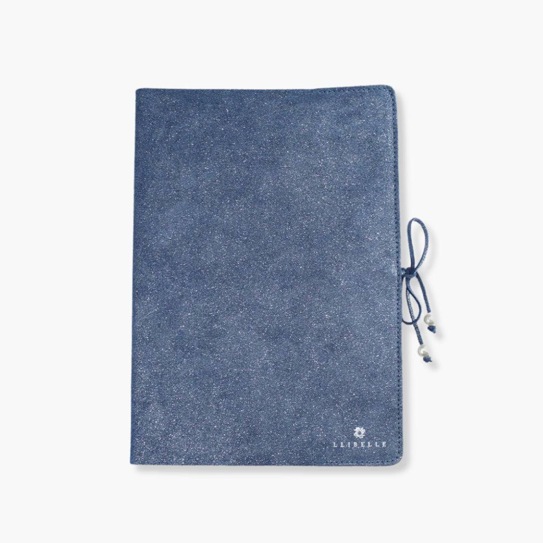 Libreta de piel Niza con acabado brillante azul, elaborada en España.
