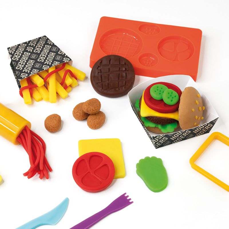 Set interactivo de pasta para modelar hamburguesas con 4 colores y 12 herramientas, ideal para creatividad infantil y desarrollo de habilidades motrices.