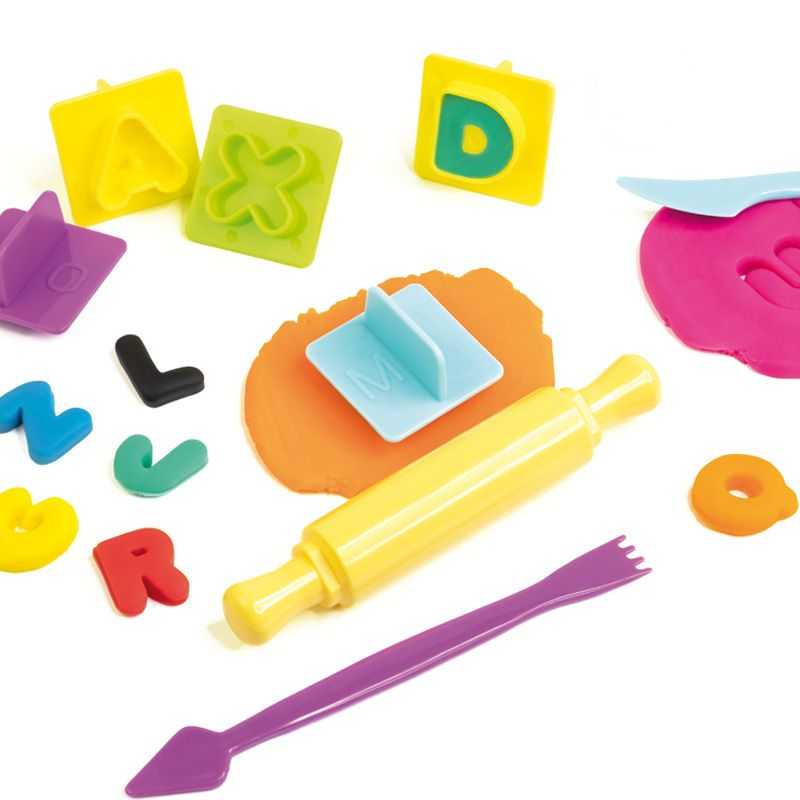 Maletín educativo de pasta para modelar Soft Dough Abecedario con moldes de letras y herramientas coloridas.