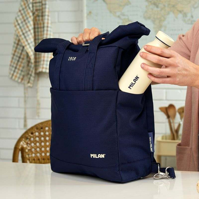 Mochila Urbana MILAN 1918 azul marino con cierre enrollable, diseño versátil 2 en 1 tipo bolso, resistente poliéster ripstop.