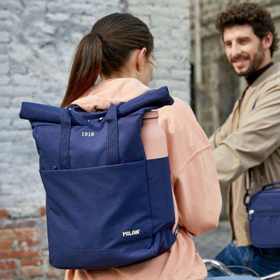 Mochila Urbana MILAN 1918 azul marino con cierre enrollable y diseño funcional para uso diario.