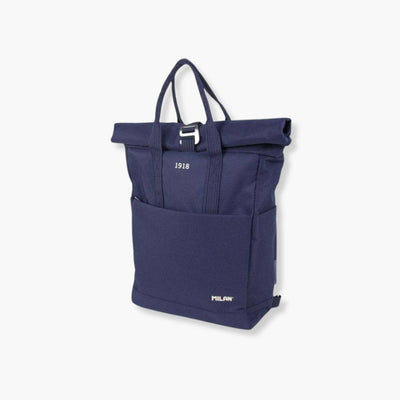Mochila Urbana MILAN 1918 azul marino con cierre enrollable, fabricada en poliéster ripstop ligero y resistente, estilo versátil y compartimentos prácticos.