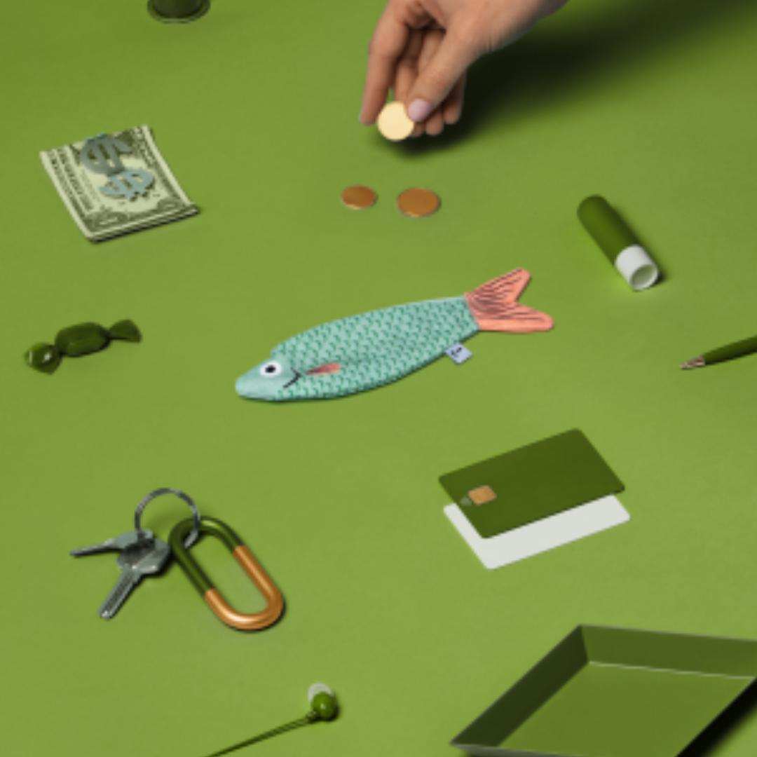 monedero con forma de pez color mint