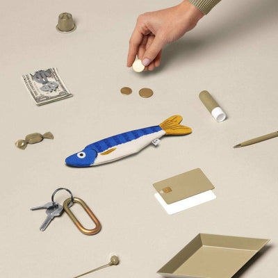 monedero de tela con forma de pez azul y blanco