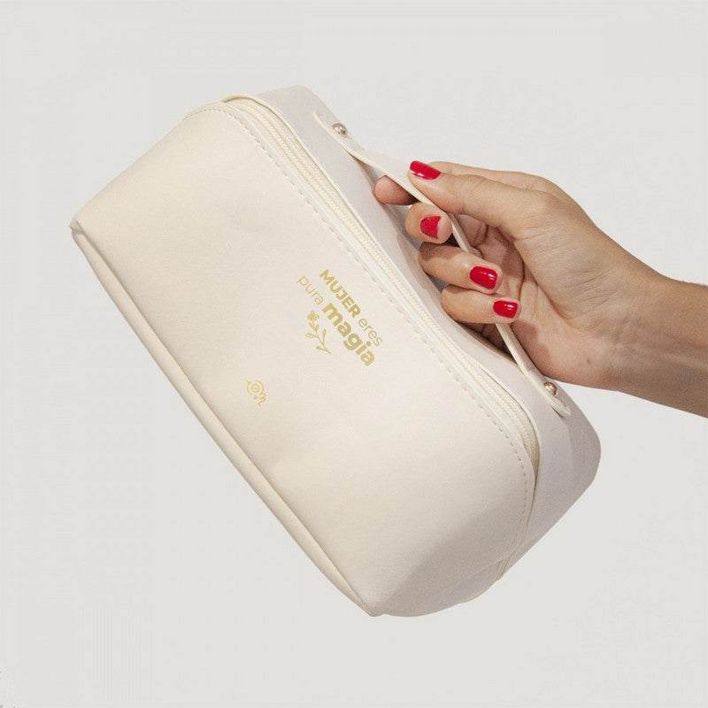 Neceser plegable de cuero vegano nude con frase "Mujer Eres Pura Magia" estampada en dorado, diseño espacioso y elegante.