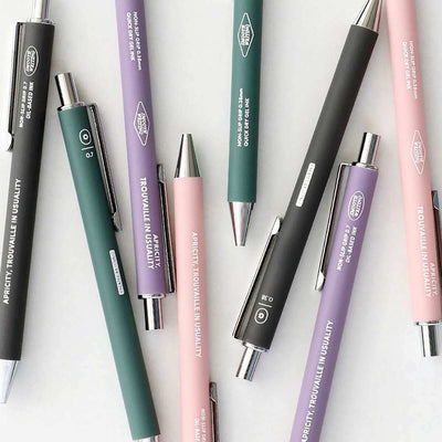 Bolígrafo antideslizante con tinta de baja viscosidad disponible en varios colores.
