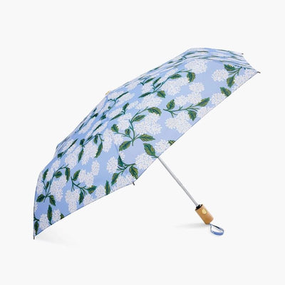 Paraguas Rifle Paper Co Hydrangea con diseño floral y mango de madera.