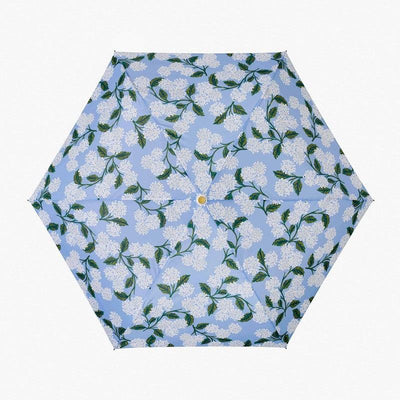 Paraguas Rifle Paper Co Hydrangea con estampado floral elegante.