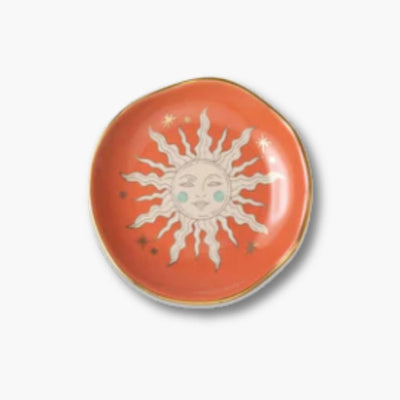 plato decorativo color terracota con un sol en su centro