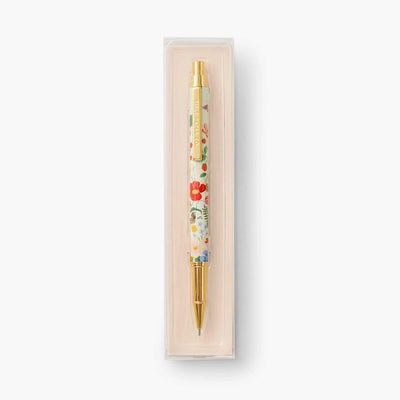 Portaminas Rifle Paper Co. Strawberry Fields con diseño floral y detalles dorados en caja.