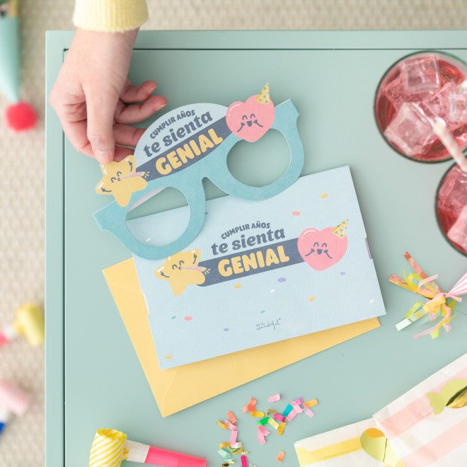 tarjeta de felicitación con forma de gafas