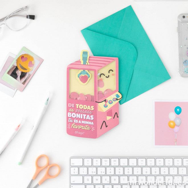 tarjeta de felicitación con forma de maquina recreativa con sobre verde