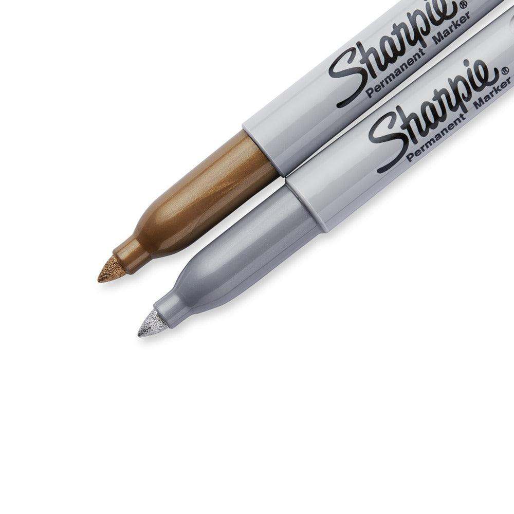 Set de 12 rotuladores permanentes Sharpie con punta fina y 2 metálicos adicionales, colores vibrantes para usos creativos.