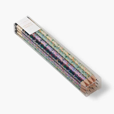 Set de 12 lápices de madera Estee con diseños exclusivos y goma integrada.