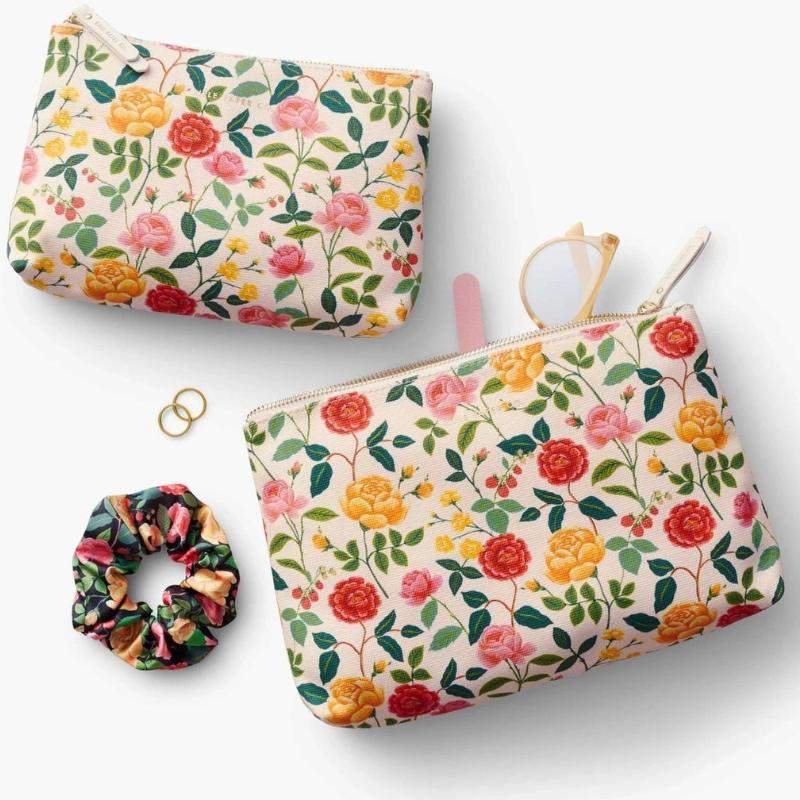 Set de 2 neceseres con estampado de rosas, elegantes y prácticos para viaje y uso diario.