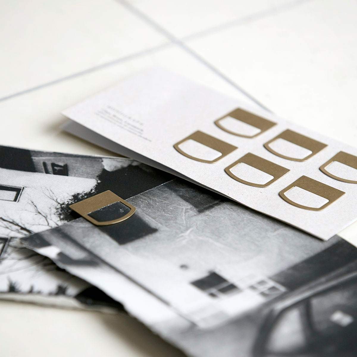 Set de clips de latón dorados Monograph, organización elegante, dos tamaños.