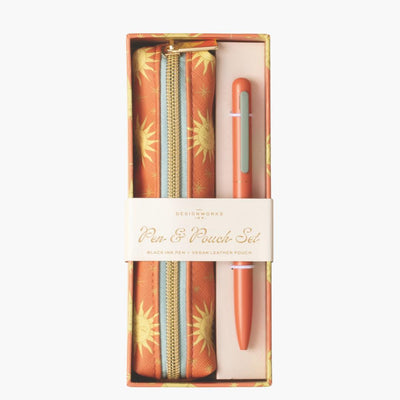 caja con un set de estuche y bolígrafo con diseño de soles en color terracota