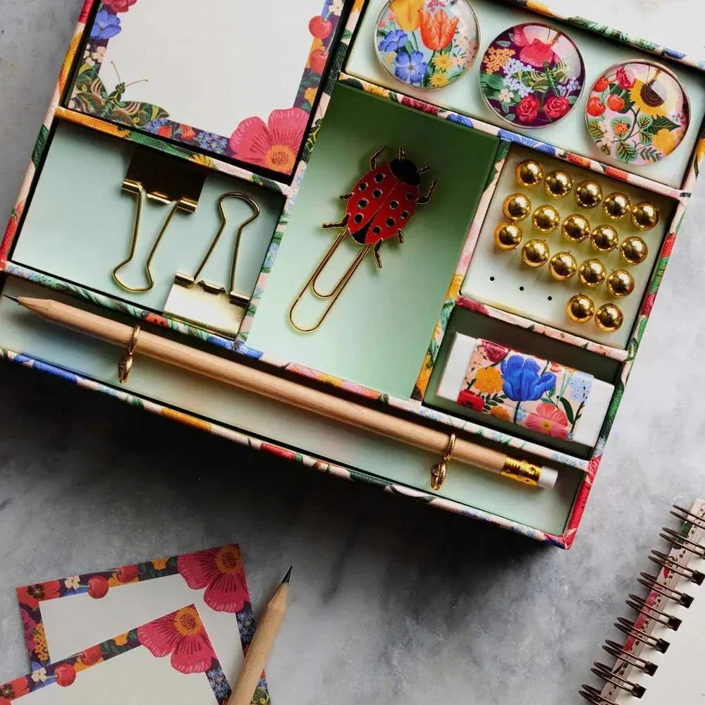 Set de complementos de escritorio Blossom de Rifle Paper Co. con diseño floral, compartimentos para organización y útiles esenciales.