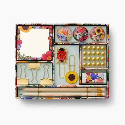 Set de complementos de escritorio Blossom de Rifle Paper Co. con diseño floral, organizador, lápices, chinchetas y más.