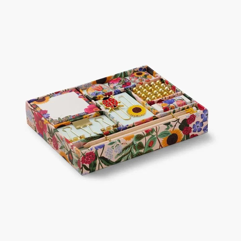 Set de complementos de escritorio Blossom de Rifle Paper Co. con diseño elegante y compartimentos organizativos.
