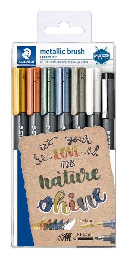 Set Rotuladores Metallic Brush STAEDTLER con punta metálica flexible para lettering y decoraciones en papel claro y oscuro.