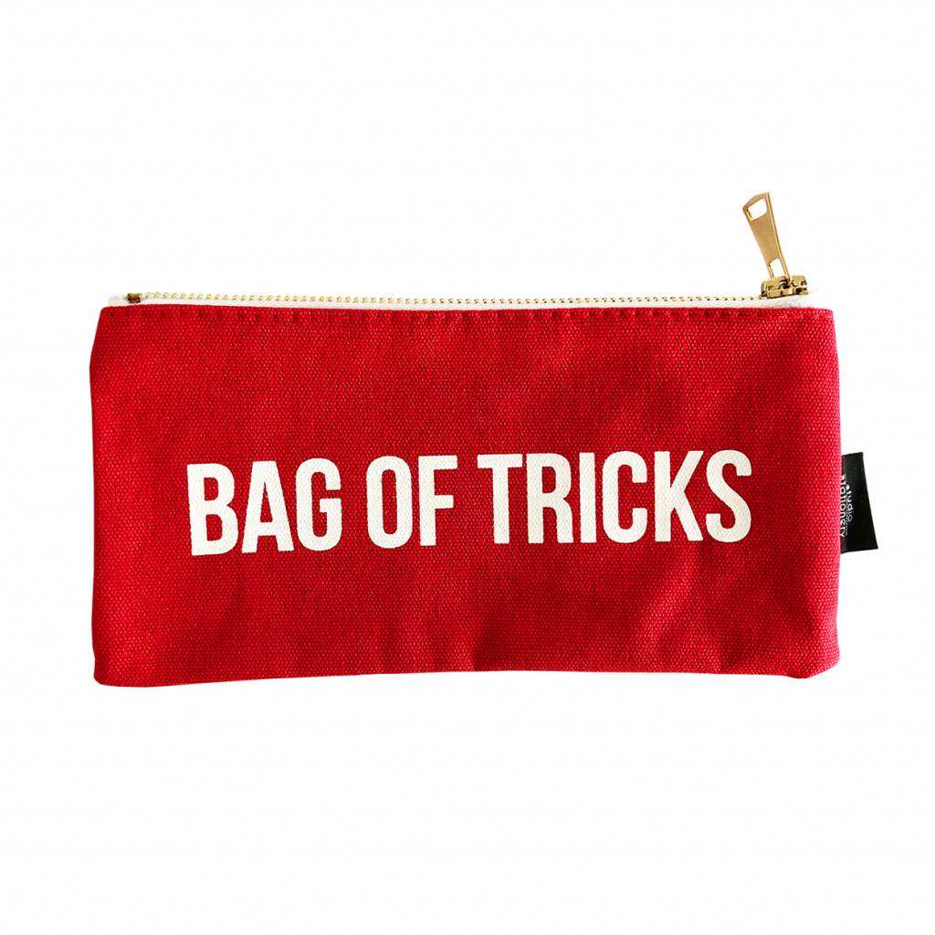 Estuche Canvas Bag of Tricks rojo con texto blanco y cremallera dorada.