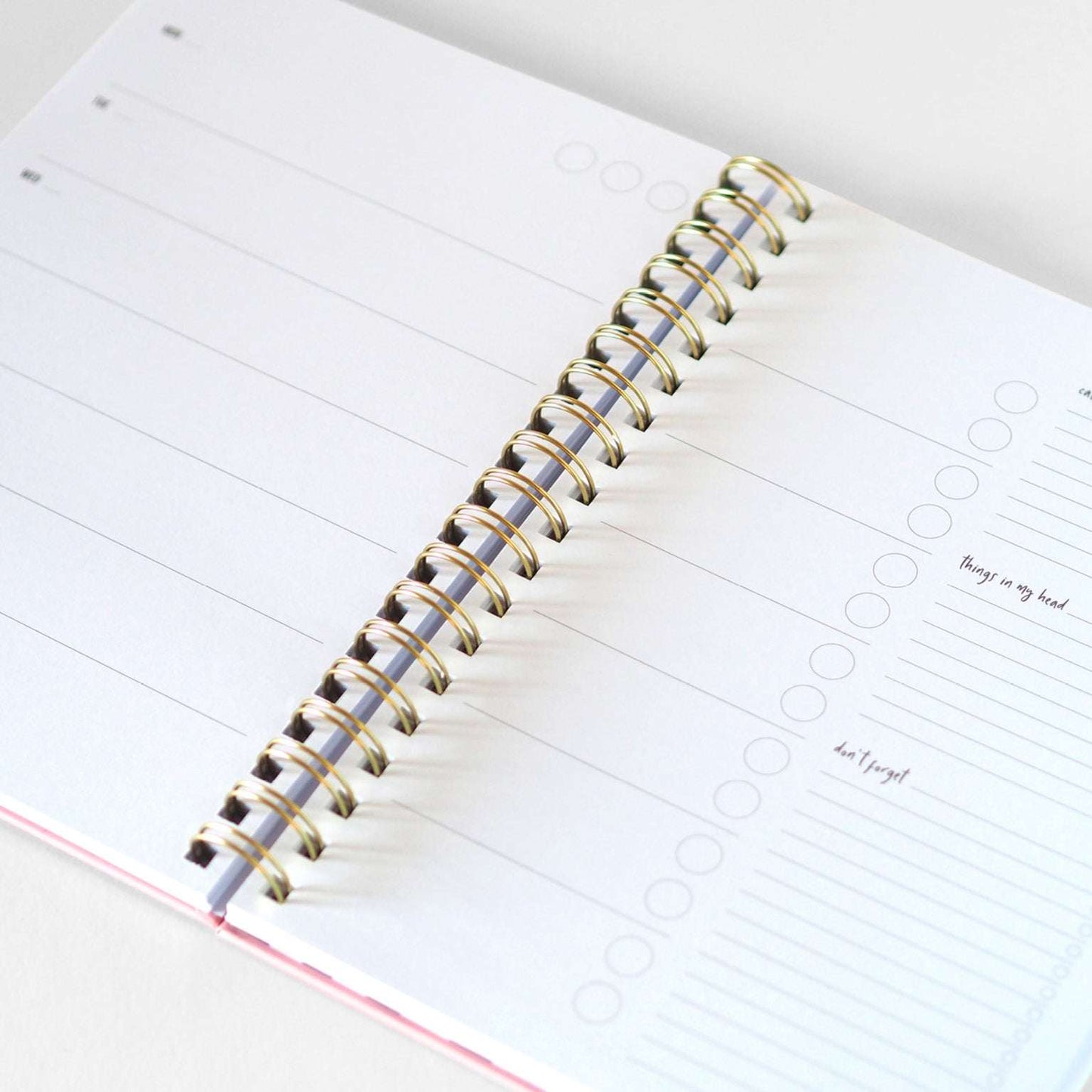 Planificador atemporal Beautiful Dreams con diseño elegante, vista semanal y espacio para notas, ideal para planificación flexible y divertida.