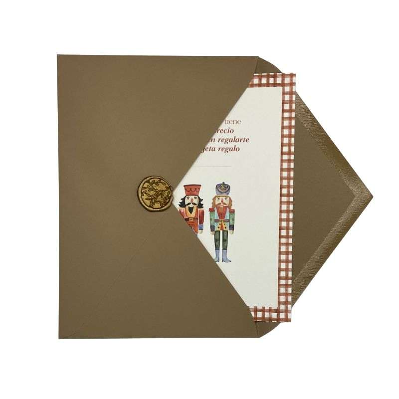 Tarjeta regalo con diseño de cascanueces y sobre kraft con sello de cera.
