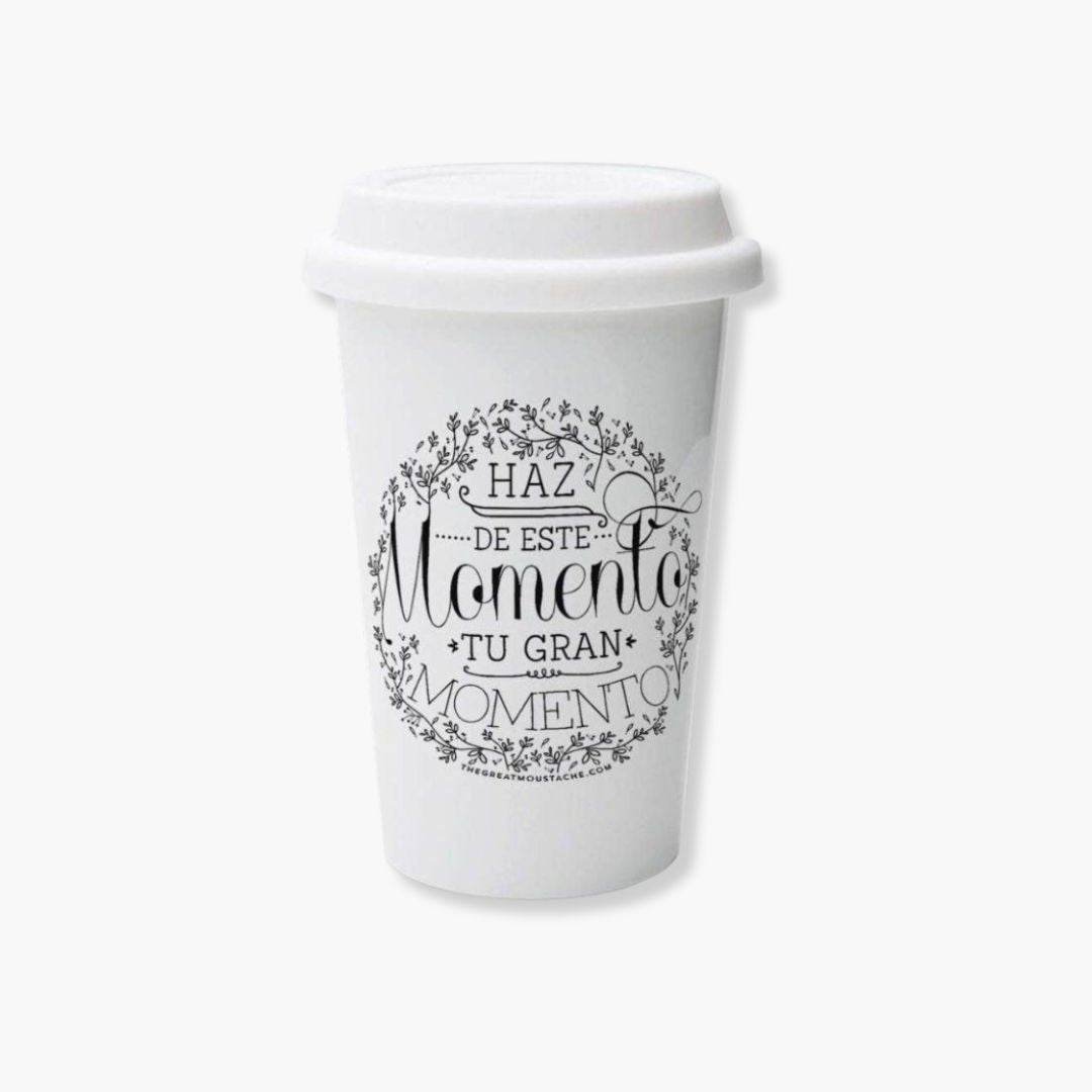 Taza de cerámica con tapadera de silicona "Tu Gran Momento" 40 cl, diseño moderno, apta para microondas y lavavajillas.